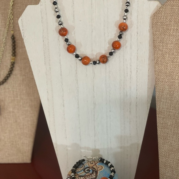 Black and orange necklace and bracelet set. - Picture 4 of 4